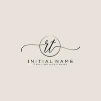 inicial rt femenino logo colecciones modelo. escritura logo de inicial firma, boda, moda, joyería, boutique, floral y botánico con creativo modelo para ninguna empresa o negocio. vector