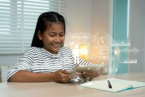 tecnología buscando en nuevo educación por utilizar tableta a hogar. jugar espalda en línea curso, niña estudiante utilizar Internet a estudiar, notas tarea, mundo ancho. en línea tutor en línea curso para asiático niños. foto