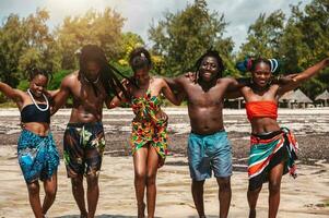 Kenia personas danza en el playa con típico local ropa foto