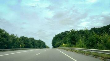 het rijden Bij hoog snelheid Aan de snelweg, visie van de bestuurder stoel. video