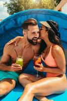 contento Pareja disfrutar el verano en un nadando piscina foto