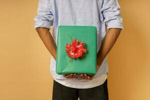 hombre es Listo a dar un Navidad presente foto