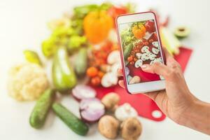 Look for a recipe on the internet with mobile phone based on vegetable ingredients photo