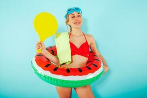 mujer es contento a Vamos jugar en el playa en verano foto