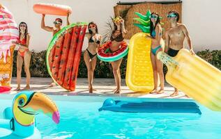 grupo de amigo jugar juntos en el nadando piscina foto