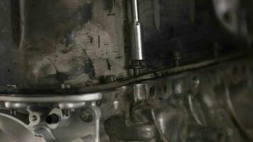 auto motore riparazione con utensili nel servizio a laboratorio di artigiani video