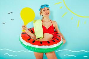 mujer es contento a Vamos jugar en el playa en verano foto