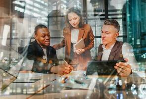 grupo de negocio personas tener un reunión acerca de empresa estadísticas foto