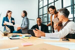 grupo de negocio personas tener un reunión acerca de empresa estadísticas foto