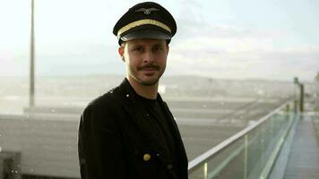 aerolínea piloto capitán trabajando a aeropuerto terminal en un uniforme video