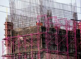el andamio rosa en el edificio en construcción foto