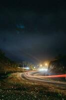 noche la carretera en el Indonesia foto