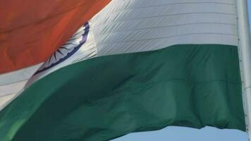 indiase vlag hoog op connaught plaats met trots in blauwe lucht, indiase vlag wapperen, indiase vlag op onafhankelijkheidsdag en republiek dag van india, tilt-up shot, wuivende indische vlag, har ghar tiranga video