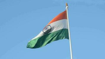 indiase vlag hoog op connaught plaats met trots in blauwe lucht, indiase vlag wapperen, indiase vlag op onafhankelijkheidsdag en republiek dag van india, tilt-up shot, wuivende indische vlag, har ghar tiranga video