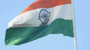 bandera india ondeando alto en connaught place con orgullo en el cielo azul, bandera india ondeando, bandera india el día de la independencia y el día de la república de la india, tiro inclinado, ondeando la bandera india, har ghar tiranga video