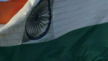 indiase vlag hoog op connaught plaats met trots in blauwe lucht, indiase vlag wapperen, indiase vlag op onafhankelijkheidsdag en republiek dag van india, tilt-up shot, wuivende indische vlag, har ghar tiranga video