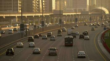 carros dirigindo dentro urbano cidade metrópole às pressa hora tráfego video