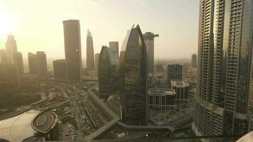 Zeit Ablauf von modern futuristisch Stadtbild Horizont Aussicht video