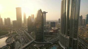Zeit Ablauf von modern futuristisch Stadtbild Horizont Aussicht video