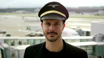 aerolínea piloto capitán trabajando a aeropuerto terminal en un uniforme video