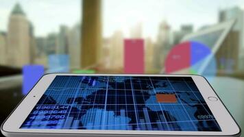 mobil läsplatta enhet som visar företags- företag data diagram animering video