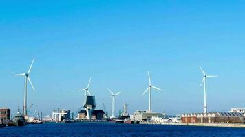 Wind Turbinen im Antwerpen Hafen, Belgien, schleppend Bewegung video