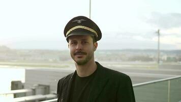 aerolínea piloto capitán trabajando a aeropuerto terminal en un uniforme video