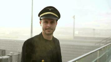aerolínea piloto capitán trabajando a aeropuerto terminal en un uniforme video