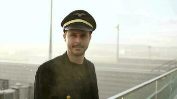 Fluggesellschaft Pilot Kapitän Arbeiten beim Flughafen Terminal im ein Uniform video