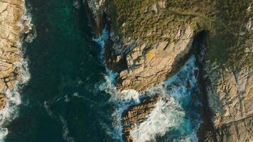 topp ner se av marinmålning och klippor i cabo de san adrian halvö i Spanien - Drönare skott video