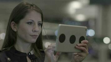 Jeune attrayant sur de soi femme en utilisant mobile tablette écran tandis que en voyageant sur affaires voyage video