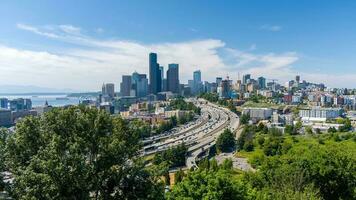 aéreo ver de el Seattle, Washington horizonte en junio foto