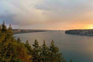 el tacoma se estrecha a puesta de sol foto