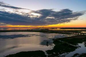 móvil bahía a puesta de sol foto