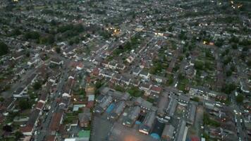 haute angle vue de réel biens Résidentiel maisons à luton ville de Angleterre Royaume-Uni, aérien métrage a été capturé sur juillet 23, 2023 avec drone caméra pendant le coucher du soleil video