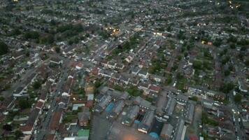 hoch Winkel Aussicht von echt Nachlass Wohn Häuser beim Luton Stadt, Dorf von England Vereinigtes Königreich, Antenne Aufnahmen war gefangen auf Juli 23., 2023 mit Drohnen Kamera während Sonnenuntergang video