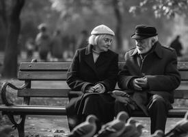 abuelos día. un mayor Pareja en un parque en un banco alimentar palomas, monocromo. ai generado. foto