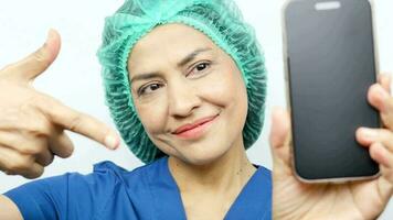 médico utilizando un teléfono inteligente en un azul uniforme video