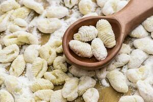 hecho en casa Gnocchi, preparado en el mesa con ingredientes. foto