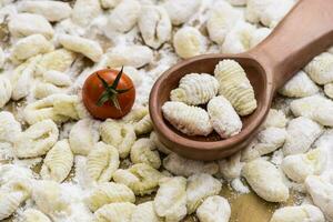 hecho en casa Gnocchi, preparado en el mesa con ingredientes. foto