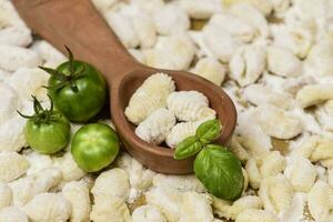 hecho en casa Gnocchi, preparado en el mesa con ingredientes. foto