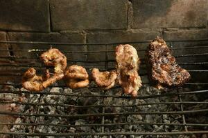 vaca intestinos presentado en un parrilla. argentino tradicional cocina. foto