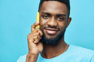 hombre sonrisa aislado tecnología teléfono móvil antecedentes joven africano contento ciberespacio negro foto