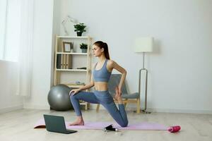 mujer hogar formación loto yoga estilo de vida vídeo ordenador portátil salud gimnasio estera foto