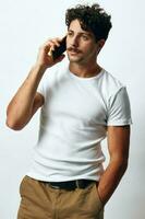estilo de vida hombre móvil tecnología teléfono blanco mensaje camiseta retrato en línea hipster caucásico masculino foto