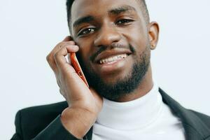 hombre empresario sonrisa joven tecnología negro contento teléfono móvil africano milenario foto