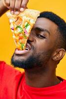 alegre hombre comida contento en línea rápido entrega chico Pizza antecedentes comida negro sonrisa foto