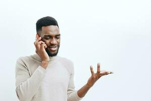 contento hombre teléfono africano sonrisa en línea tecnología joven negro empresario móvil foto