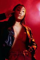 ligero mujer vistoso Moda Arte creativo de moda neón concepto rojo hembra retrato maravilloso atractivo foto