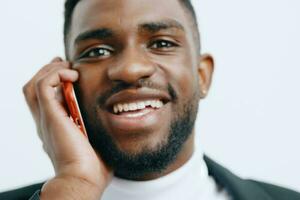 joven hombre móvil solicitud teléfono empresario tecnología africano negro sonrisa contento foto